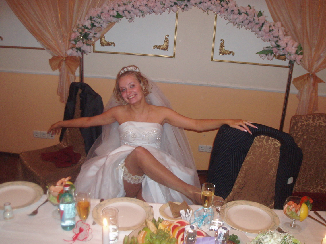 Брачная русской жены. Невеста в брачную ночь. Распутные невесты фотосессия. Невесты домашнее.